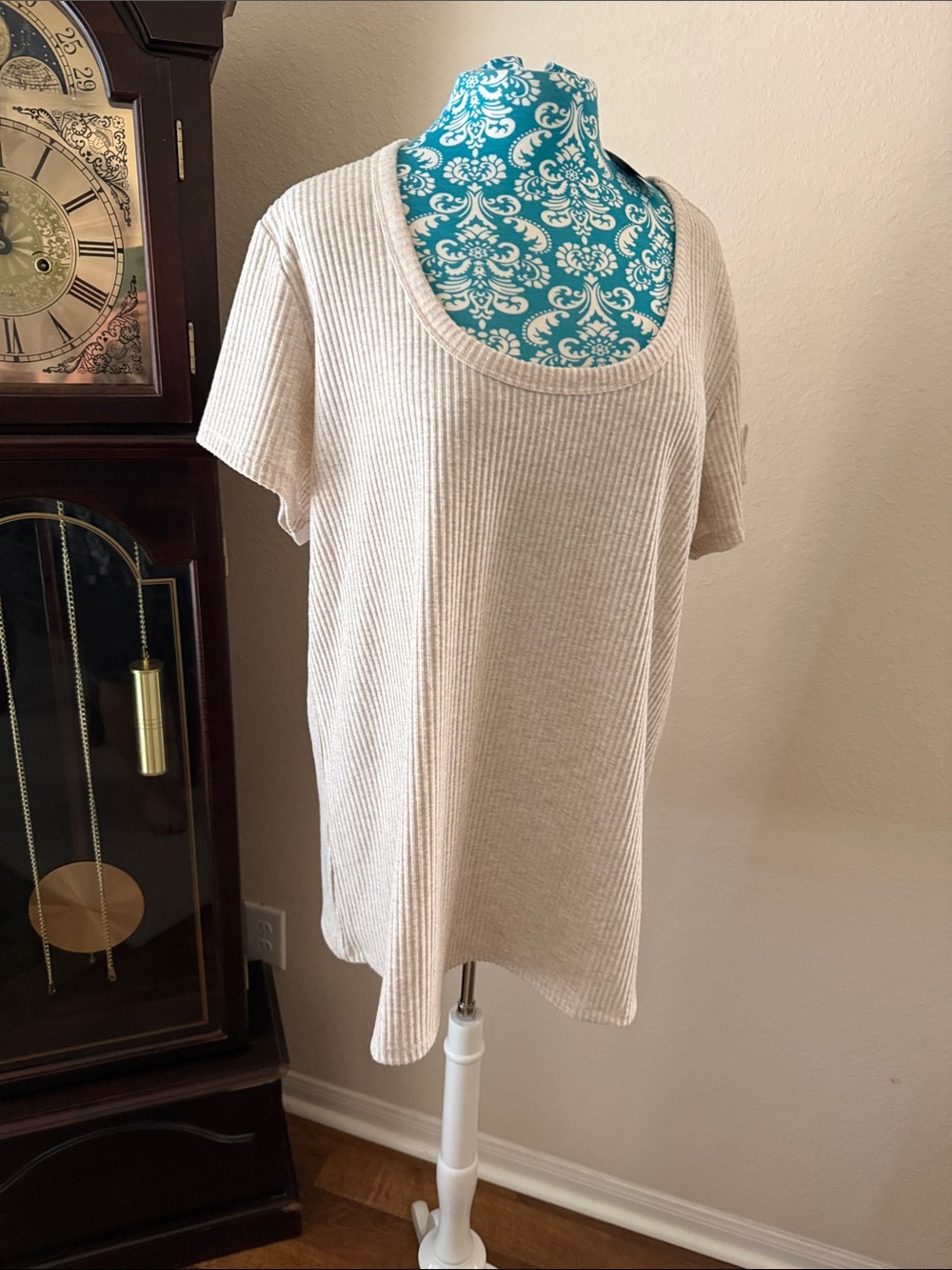 TORRID NWT Light Beige Ribbed Scoop Neck Short Sleeve Top